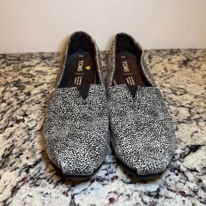 TOMS womens Black and White Slip-On Shoes size W8